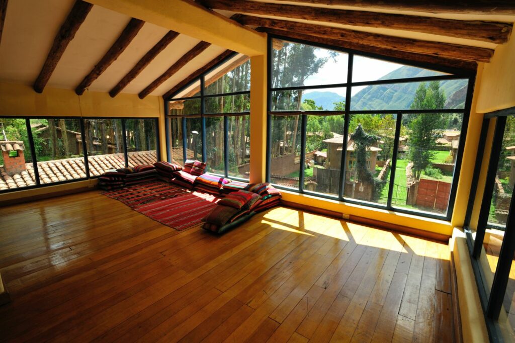 Shala Apu with wooden floor, floor cushions and mountain-view windows at Melissa Wasi in Pisac